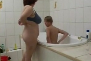 Anya beszáll a kádban fürdő fia mellé